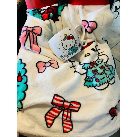 Hello Kitty Christmas 2 pack throws one pink and one white with matching coffee - Picture 10 of 12
